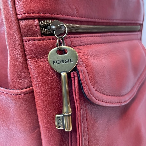 👜 Vintage Fossil red leather purse. Many pockets.  Great preowned condition. 👜 - Picture 5 of 13